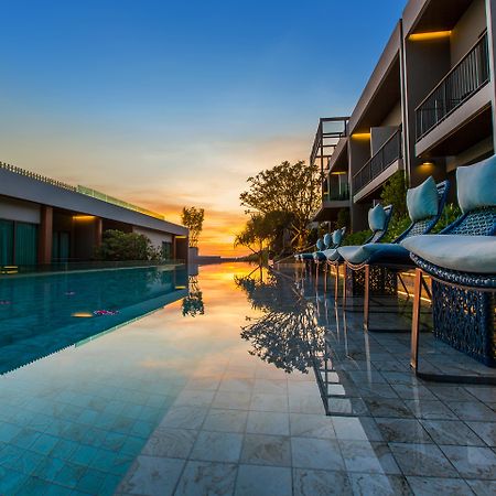 Fusion Suites Phuket Patong Exterior foto The swimming pool at the hotel