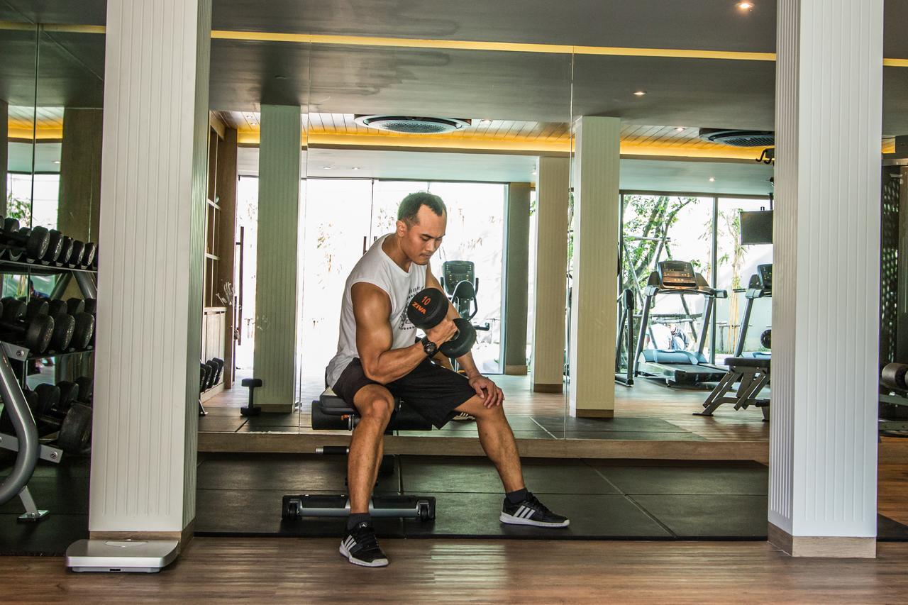Fusion Suites Phuket Patong Exterior foto A man lifting weights