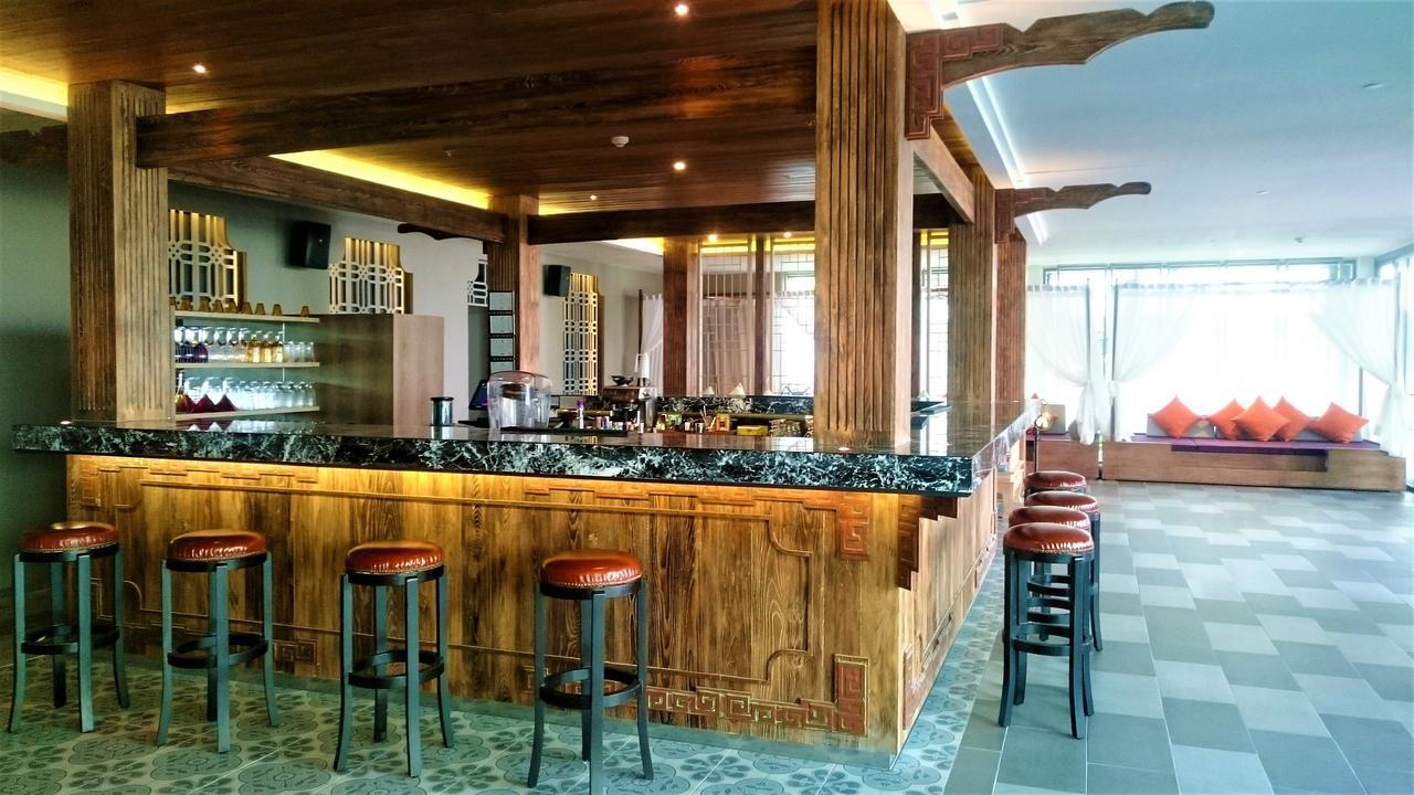 Fusion Suites Phuket Patong Exterior foto The bar at the 101 bar