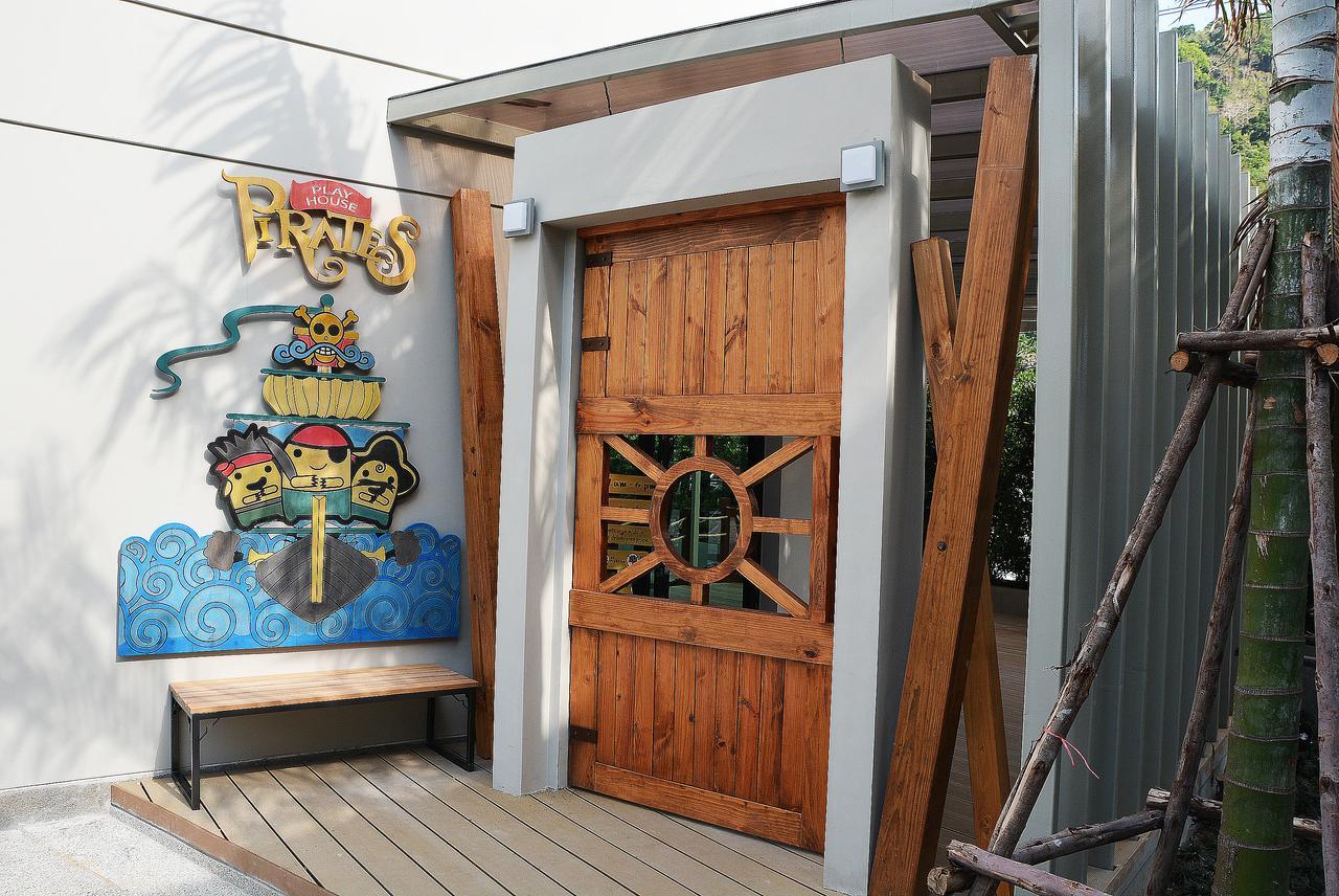 Fusion Suites Phuket Patong Exterior foto Entrance to the pirate ship
