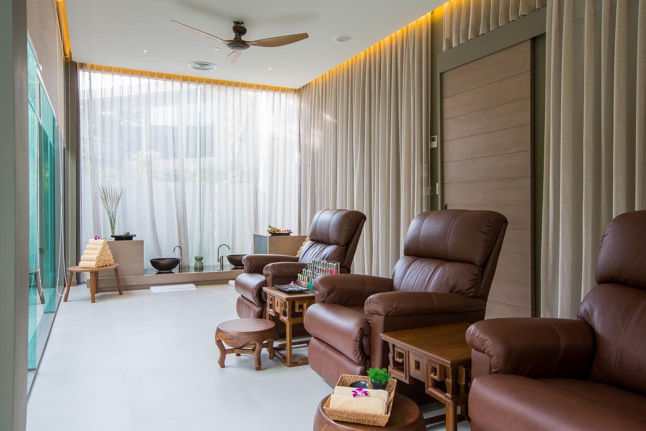 Fusion Suites Phuket Patong Exterior foto A foot reflexology room at a spa