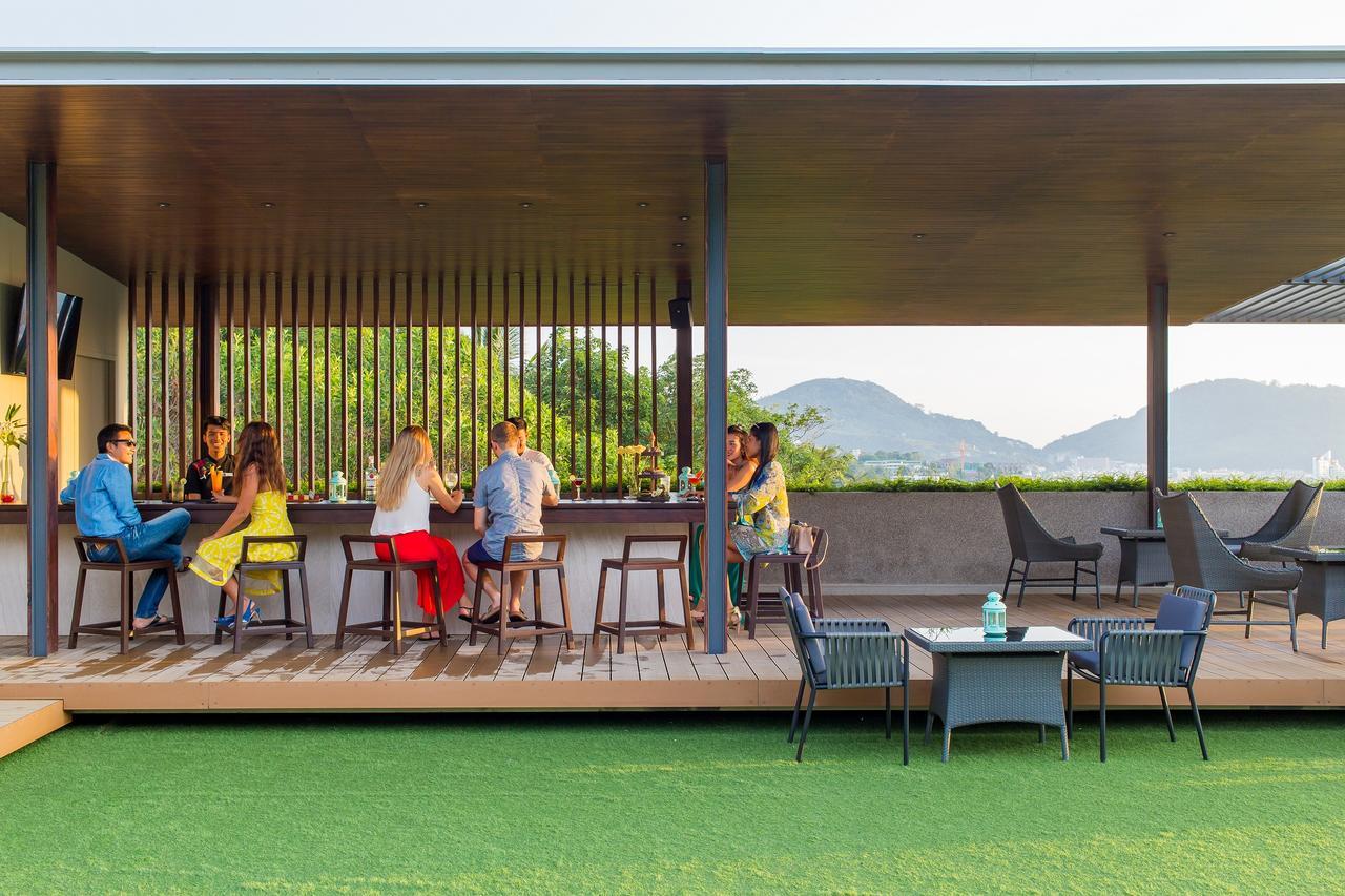 Fusion Suites Phuket Patong Exterior foto The rooftop bar at the hotel