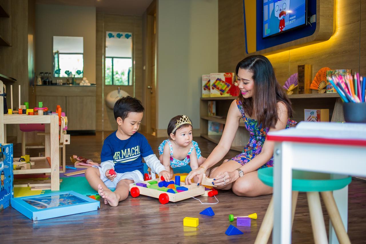Fusion Suites Phuket Patong Exterior foto Parents and children at the club