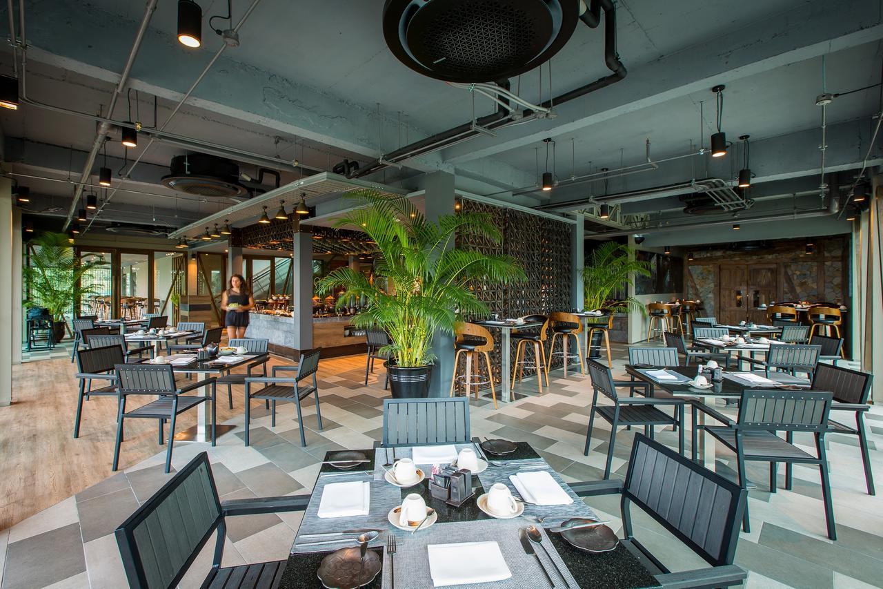 Fusion Suites Phuket Patong Exterior foto The interior of the restaurant